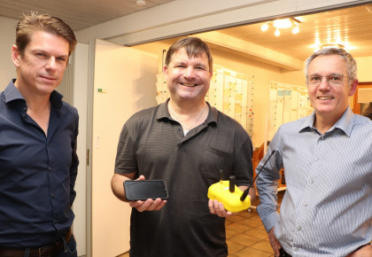 Agile Methodik: Martin Messerli, Vorstandsmitglied Swiss Engineering Thurgau, Marco Schmid und Ruedi Graf begutachten das Telemetrie-Modul, das Rennfahrzeuge im Shell Eco-marathon übers Internet mit einem Mobiltelefon verbindet.